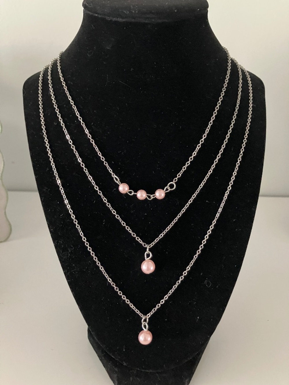 Three-strain pearl-like necklace